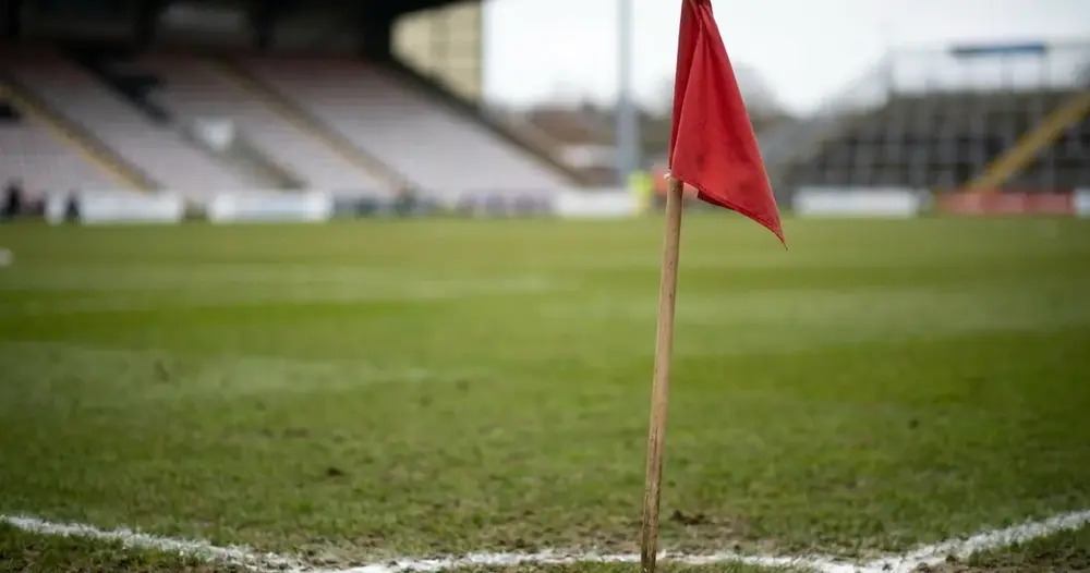 bandeirinha de escanteio em campo de futebol