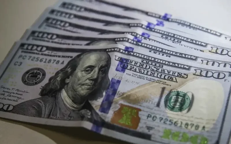 Dólar fecha a R$ 5,17 com tensão no Oriente Médio
