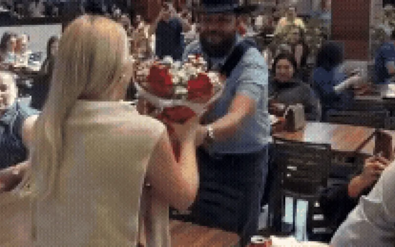 Zé Barba faz serenata surpresa para esposa em shopping