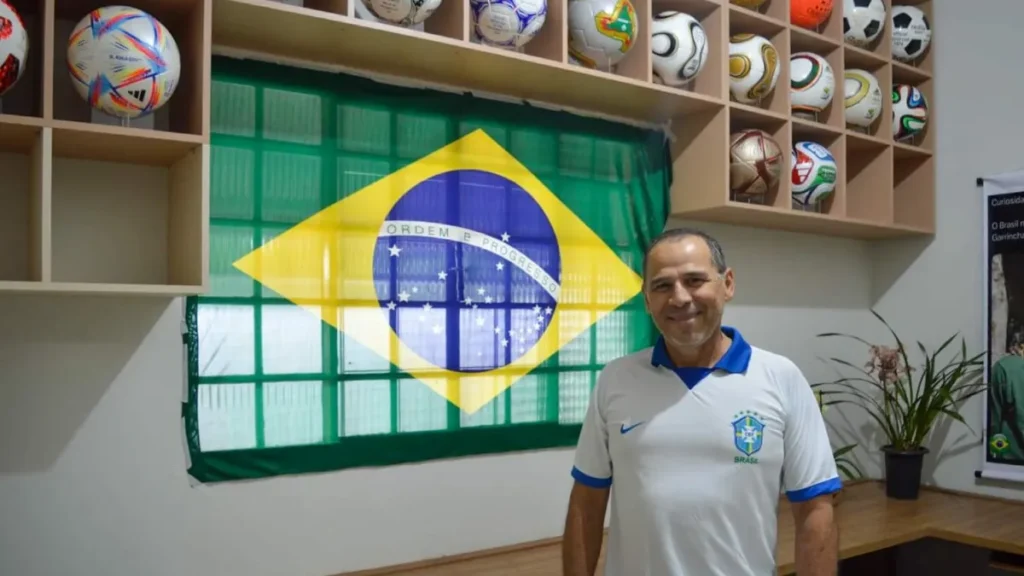Policial civil completa coleção de bolas oficiais de todas as Copas