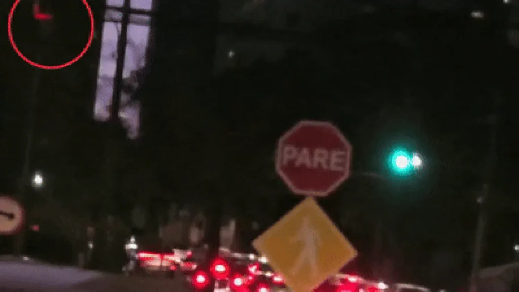 Falha em semáforo deixa dois sinais verdes em cruzamento movimentado