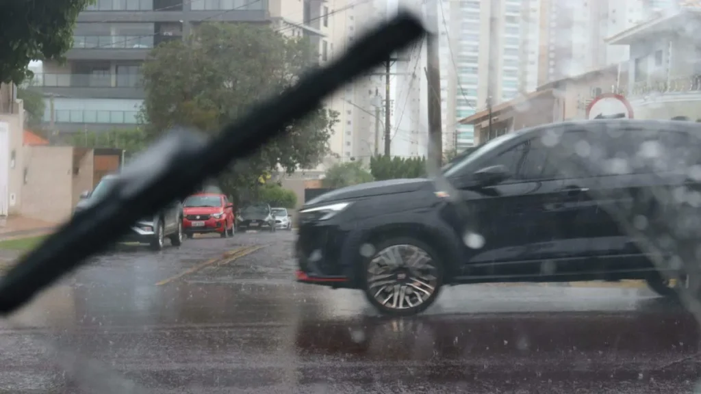 Chuva forte atinge Campo Grande com alerta de tempo instável