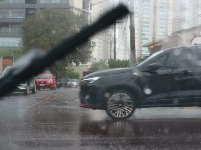 Chuva forte atinge Campo Grande com alerta de tempo instável