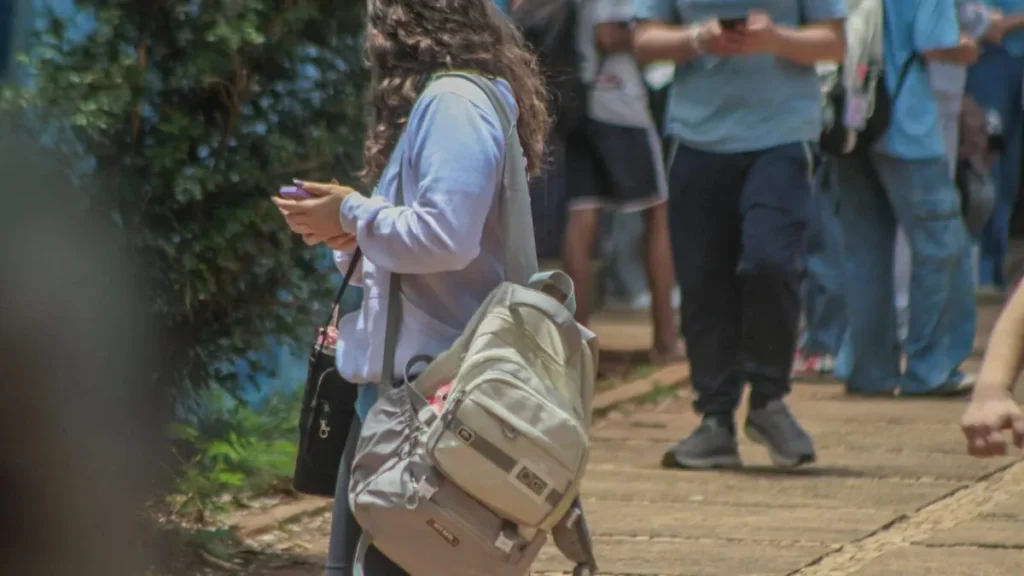 Mulheres ampliam vantagem na escolarização após 15 anos em MS