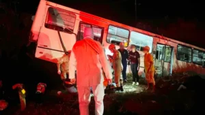 Ônibus bate em carreta-cegonha e sai da pista na BR-163
