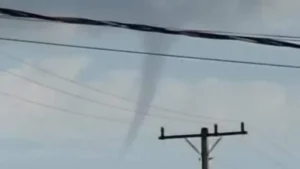 Nuvem funil surge em Sidrolândia antes de queda de temperatura