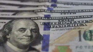 Dólar cai a R$ 5,16 e fecha semana estável