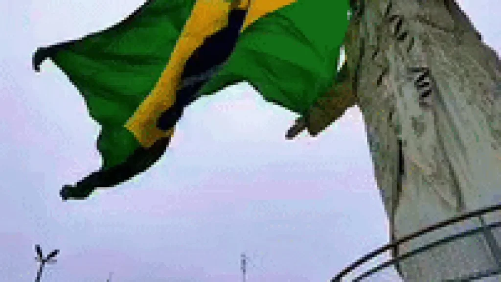 Cristo Rei do Pantanal ganha bandeirão do Brasil para a Copa