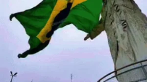 Cristo Rei do Pantanal ganha bandeirão do Brasil para a Copa
