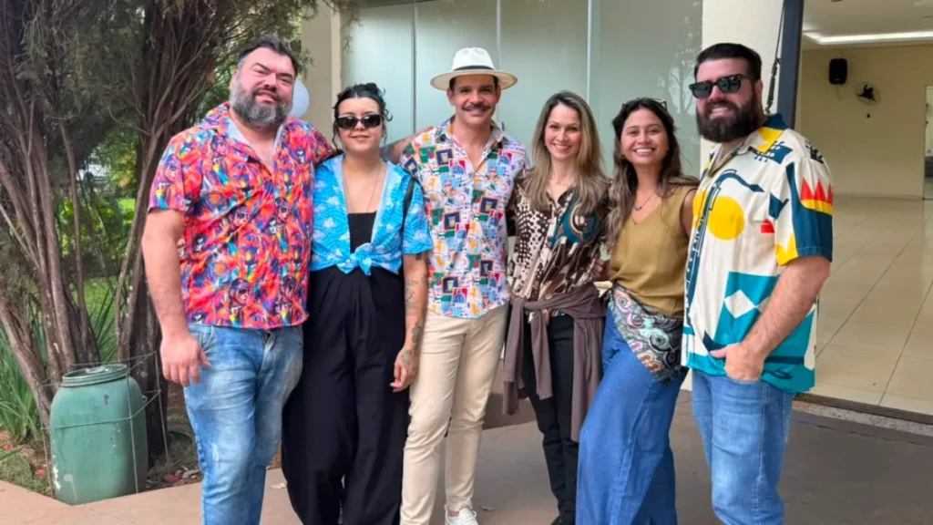 Amigos coloridos celebram vida em despedida de Tiago