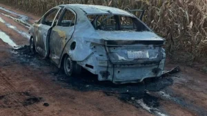 Carro usado em execução com 20 tiros é achado queimado na fronteira