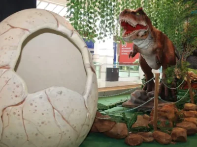 Parque indoor une dinossauros, infláveis e games para toda a família