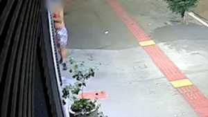 Homem corre sangrando por uma quadra e morre após facada