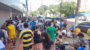 Brasil fora da Copa não diminui febre por figurinhas