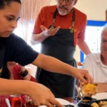 Pedro Bial prova culinária de MS em Bonito e aprova