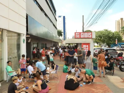 Corrida pela figurinha final: colecionadores não param mesmo com fim da Copa