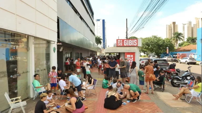 Corrida pela figurinha final: colecionadores não param mesmo com fim da Copa