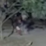 Homem é esfaqueado por dupla no meio da rua e fica em estado grave