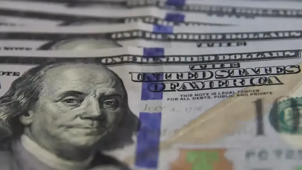 Dólar cai a R$ 5,08 com tarifas dos EUA e petróleo em baixa