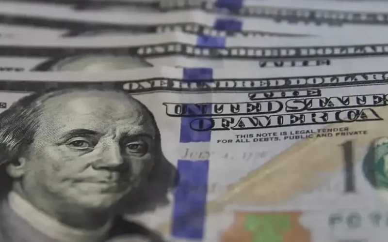 Dólar cai a R$ 5,08 com tarifas dos EUA e petróleo em baixa