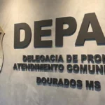 Jovem é baleado ao abrir porta de casa em Dourados