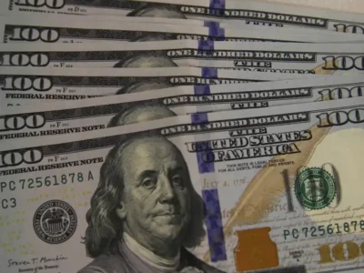 Dólar fecha semana em alta e volta a R$ 5,11