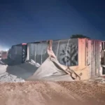 Carreta tomba em obras da BR-163 e motorista fica ferido