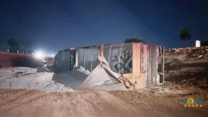 Carreta tomba em obras da BR-163 e motorista fica ferido