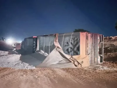 Carreta tomba em obras da BR-163 e motorista fica ferido