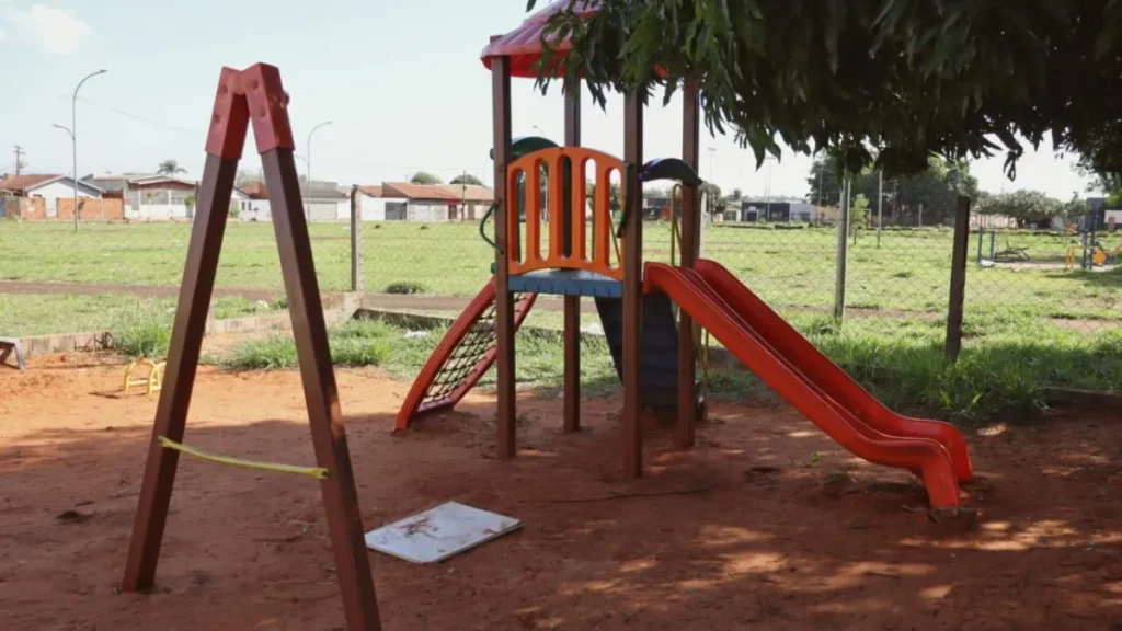 Mãe denuncia abandono de praça em homenagem a filho assassinado