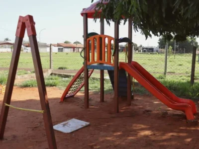 Mãe denuncia abandono de praça em homenagem a filho assassinado