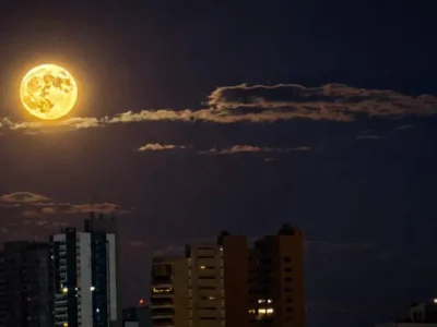 Lua dos Veados: fenômeno alaranjado encanta MS