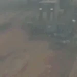 Motociclista cai e é atropelado por motoniveladora em obra