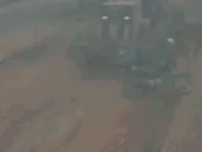 Motociclista cai e é atropelado por motoniveladora em obra