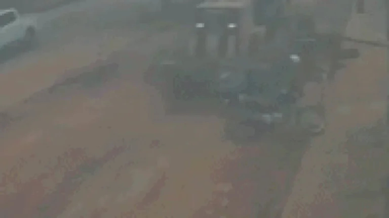 Motociclista cai e é atropelado por motoniveladora em obra
