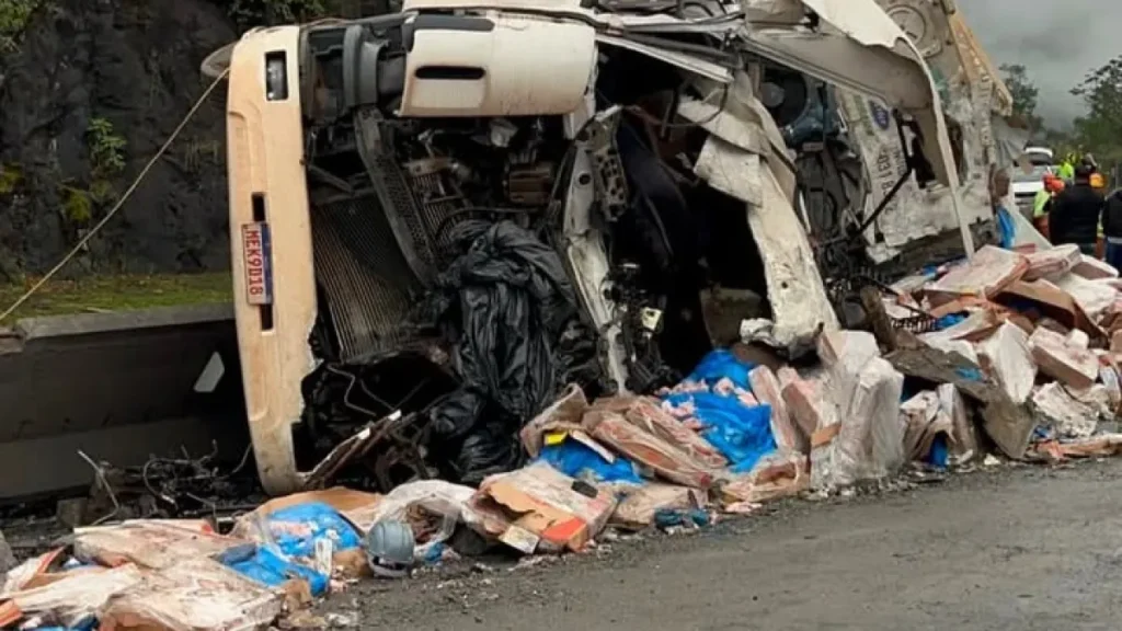 Acidente com carreta mata homem na BR-277, no Paraná