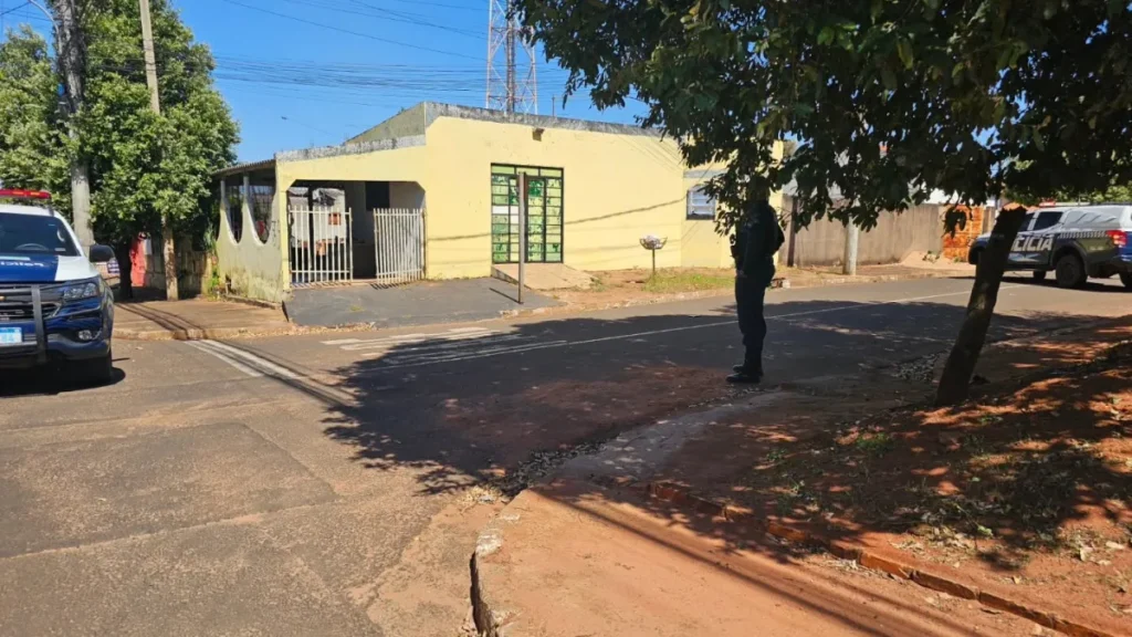 Dupla em moto cerca casa e mata homem escondido na cozinha