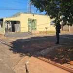 Dupla em moto cerca casa e mata homem escondido na cozinha