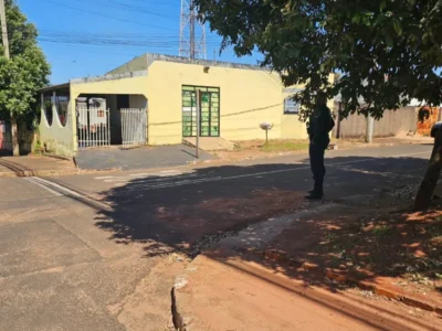 Dupla em moto cerca casa e mata homem escondido na cozinha