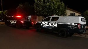 Pai e filha de 3 anos são mortos a tiros dentro de carro em MS