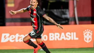 Vitória goleia Athletico-PR e avança às quartas da Copa do Brasil