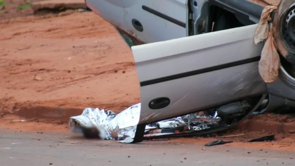 Motorista morre após capotar carro em avenida em Campo Grande