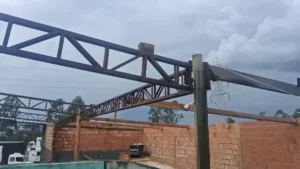 Ventania arranca teto de oficina e destrói casas em Campo Grande