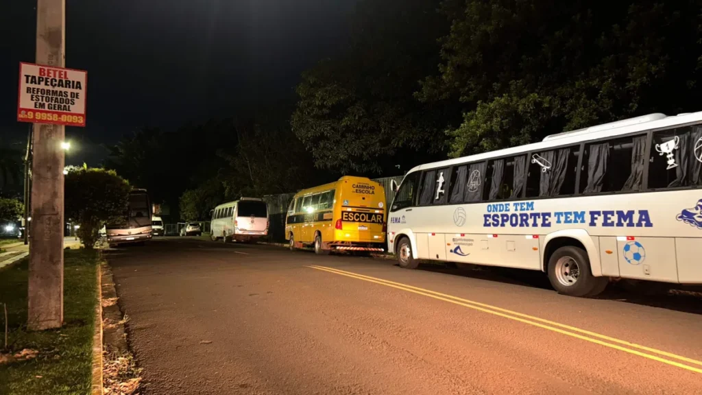 Ônibus de Jogos Escolares travam trânsito no Estoril