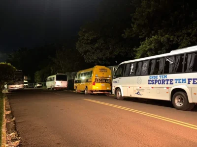 Ônibus de Jogos Escolares travam trânsito no Estoril