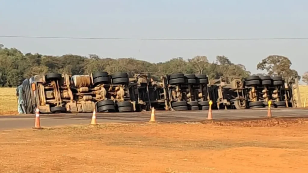 BR-436 segue bloqueada após tombamento de carreta com etanol