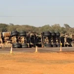 BR-436 segue bloqueada após tombamento de carreta com etanol