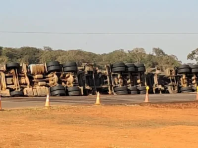 BR-436 segue bloqueada após tombamento de carreta com etanol