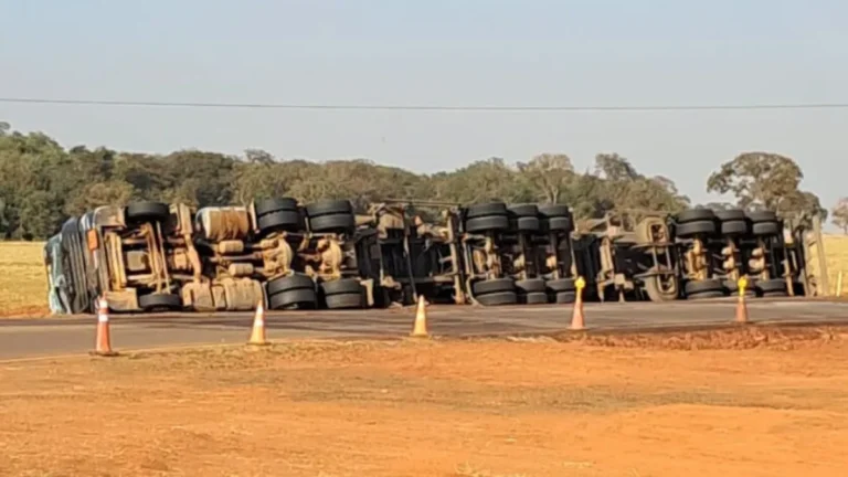 BR-436 segue bloqueada após tombamento de carreta com etanol