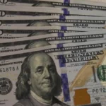 Dólar sobe a R$ 5,19 com saída de estrangeiros; Ibovespa cai